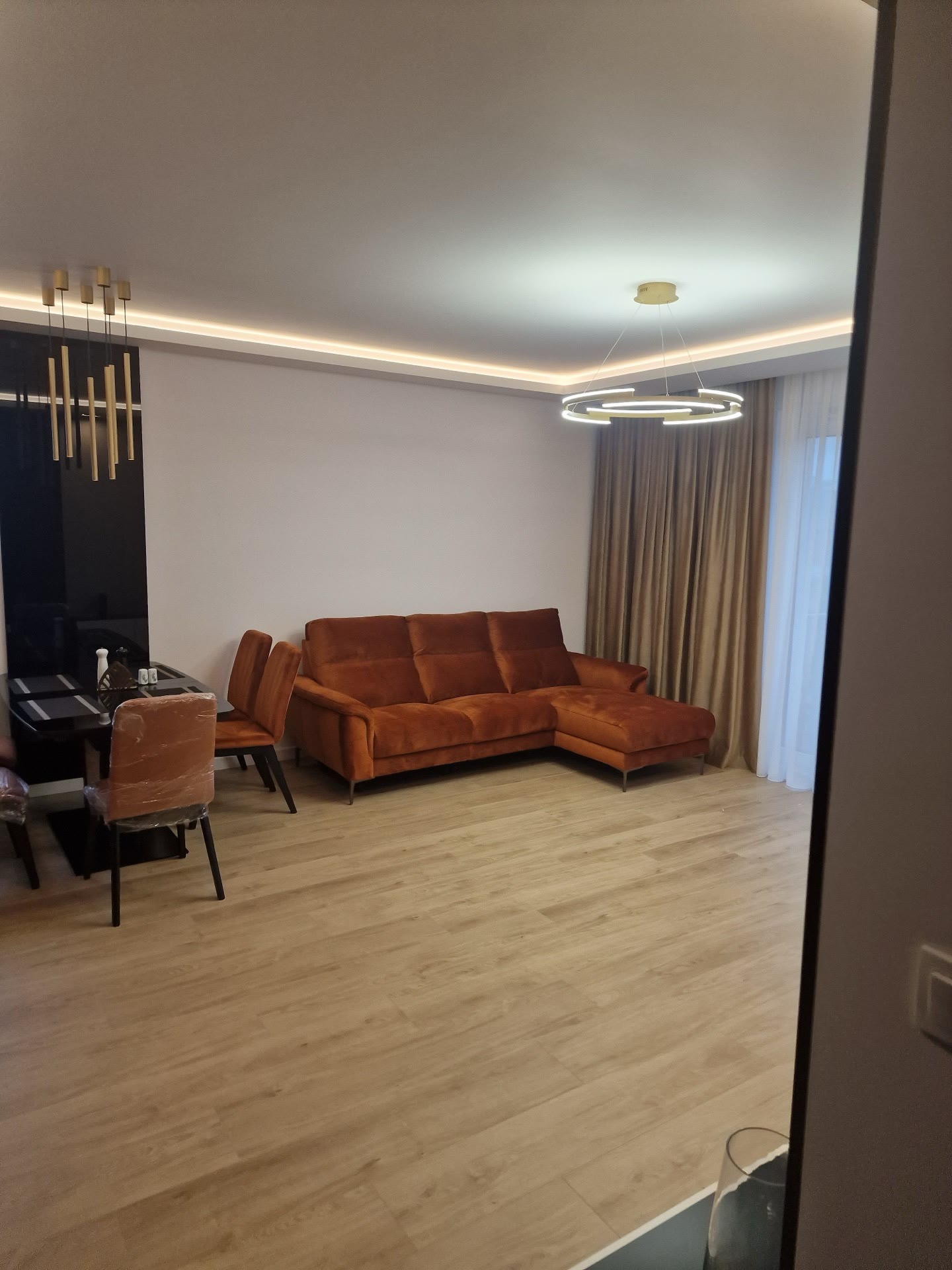 Salon po wykończeniu, z sofą w kolorze koniaku