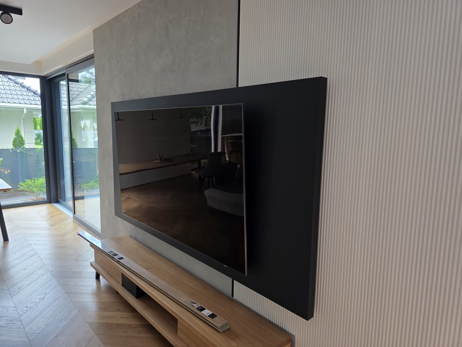Ozdobna ściana telewizyjna po wykończeniu